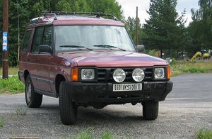 800px-Land_Rover_Discovery_SI_maroon_front_q.jpg