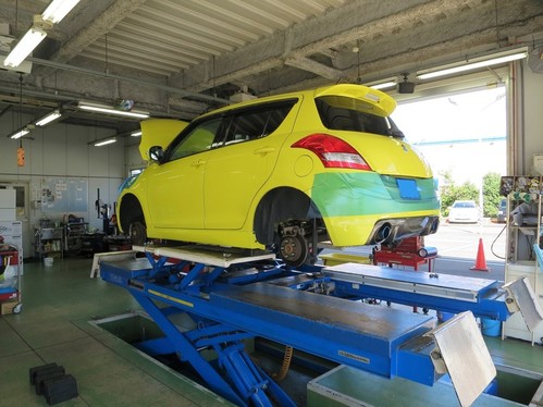 車高調取り付け中