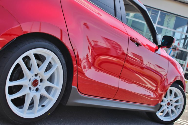 赤いスポーツカーに白いホイール 厚木店 店舗ブログ タイヤ ホイールの専門店 クラフト