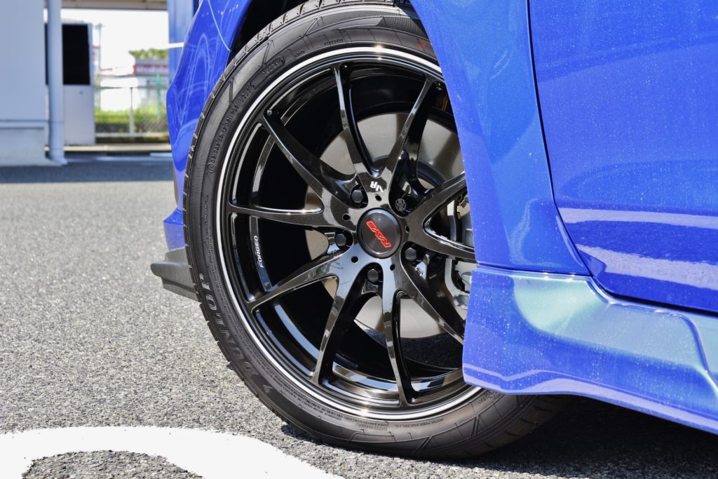 レヴォーグにボルクレーシングG25装着。ブルーのボディにCBカラーが 