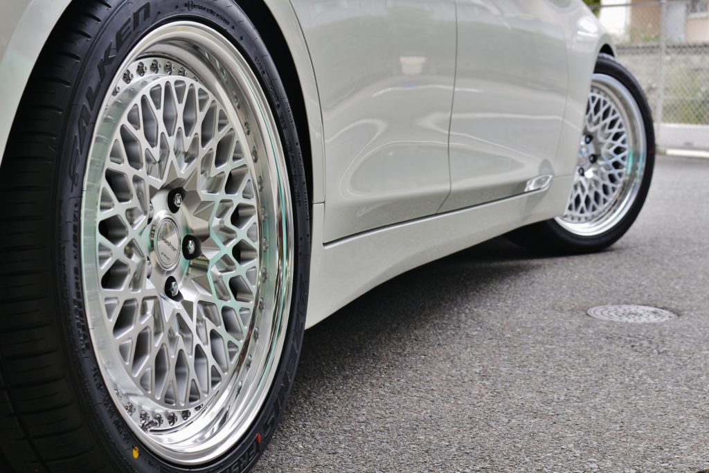 V37 スカイライン に グランシーカー CCX 装着。 クラシカルメッシュで 