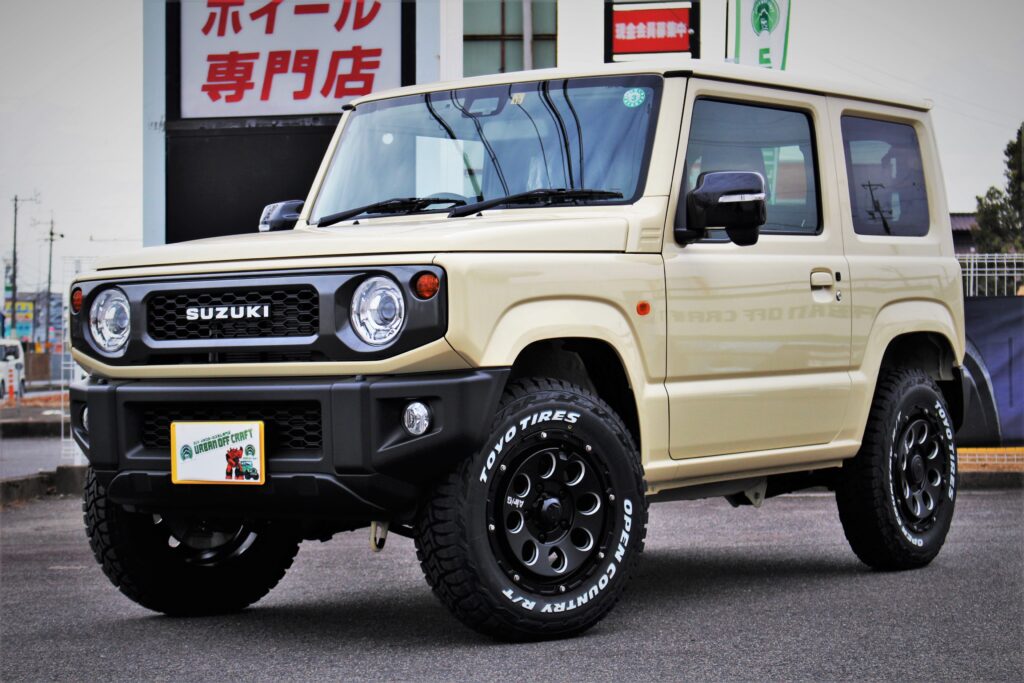 背面のホワイトレターはオプカンRT！ジムニーにエアジーマッシブを装着 