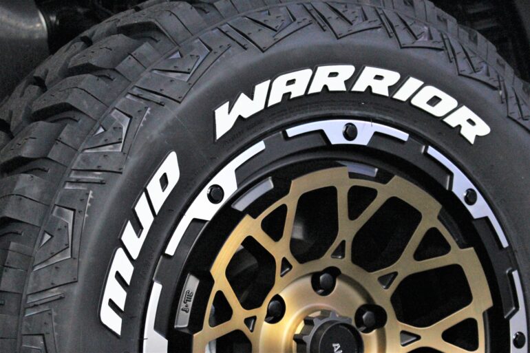 大特価!!】 4本セット エクストリームJ XJ03 18x8.0J 139.7 20 MONSTA MUD WARRIOR M T MT 285 60R18  ホワイトレター FJクルーザー ハイラックス