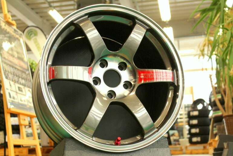 VOLKRACINGの新作「TE37 SAGA SL」をいち早くチェック!その精悍さに惚れる。