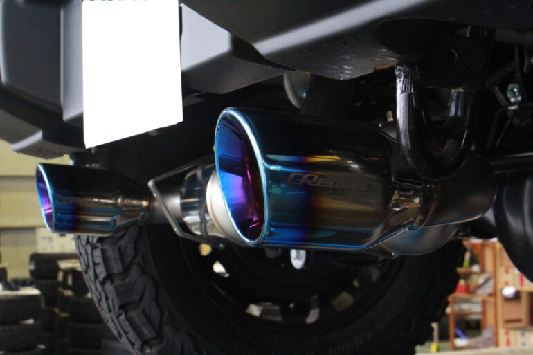 ジムニーシエラJB74にトラスト GReddy クロスエキゾーストへ映える 