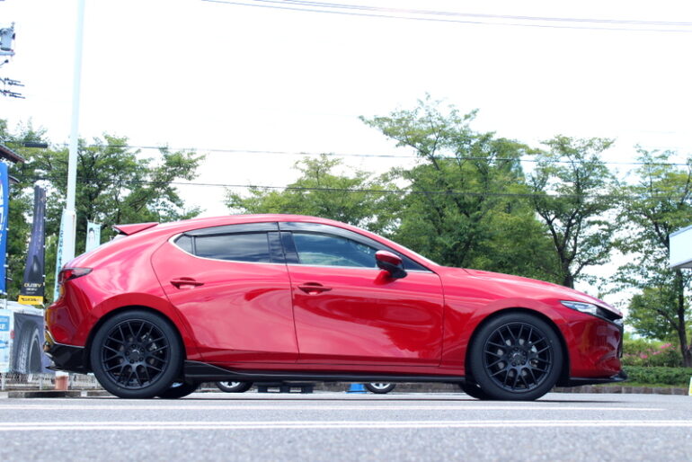 MAZDA3ファストバックをRSRダウンサス＆エモーションM8Rでスポーツ