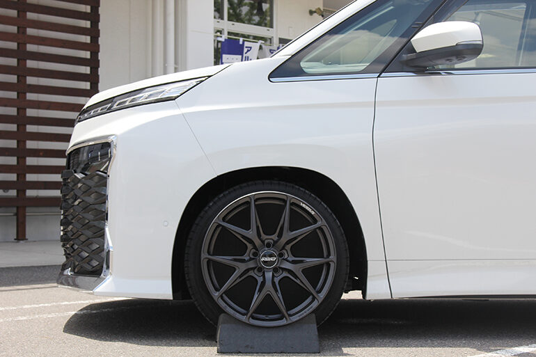 自分好みのホイールを見つけよう！ 新型VOXY（90系）リアルマッチング  