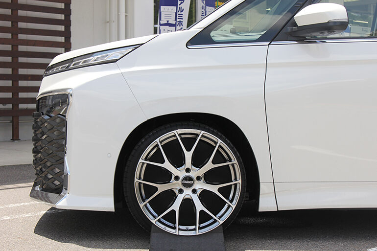 新型ヴォクシー純正ホイールタイヤセット｜自動車、オートバイ