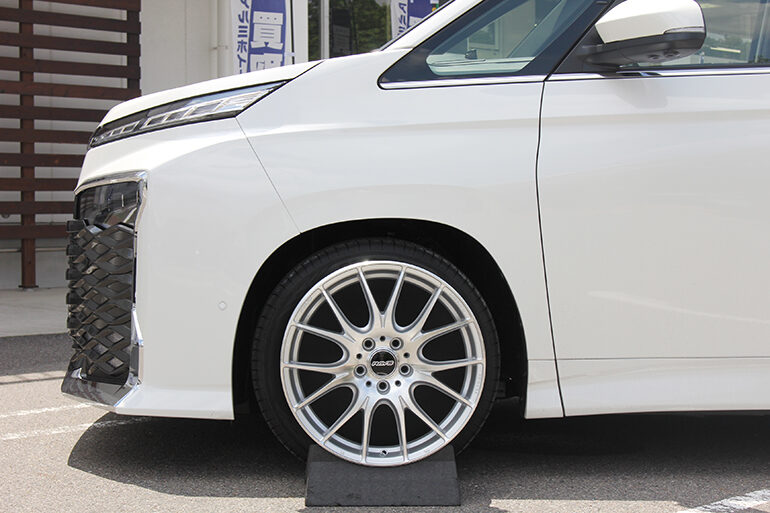 自分好みのホイールを見つけよう！ 新型VOXY（90系）リアルマッチング  