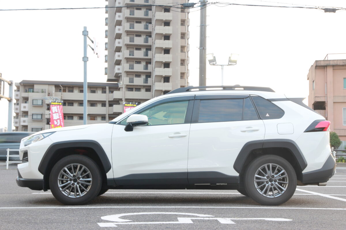 RAV4オフロードパッケージにレイズ デイトナ F6ドライブでオフロード