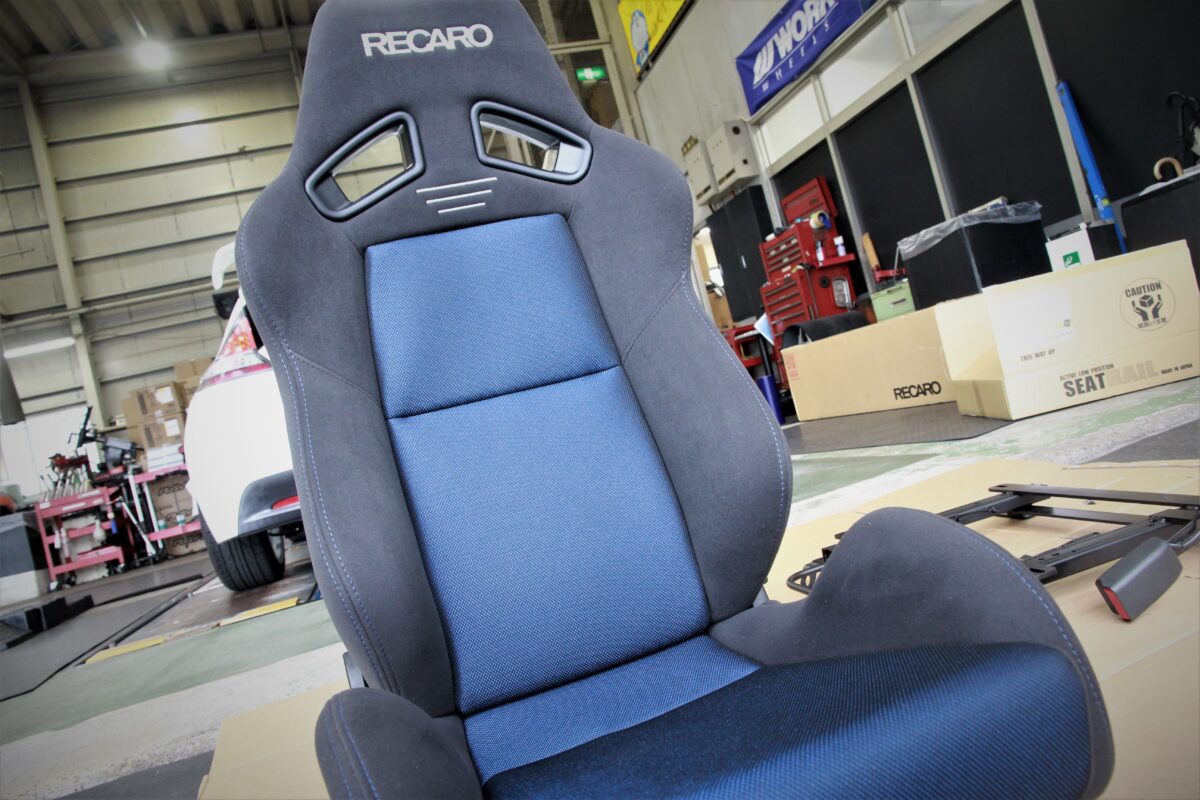 スポーツシートの名門【RECARO】をホンダCRZに装着しました！！ | 知立