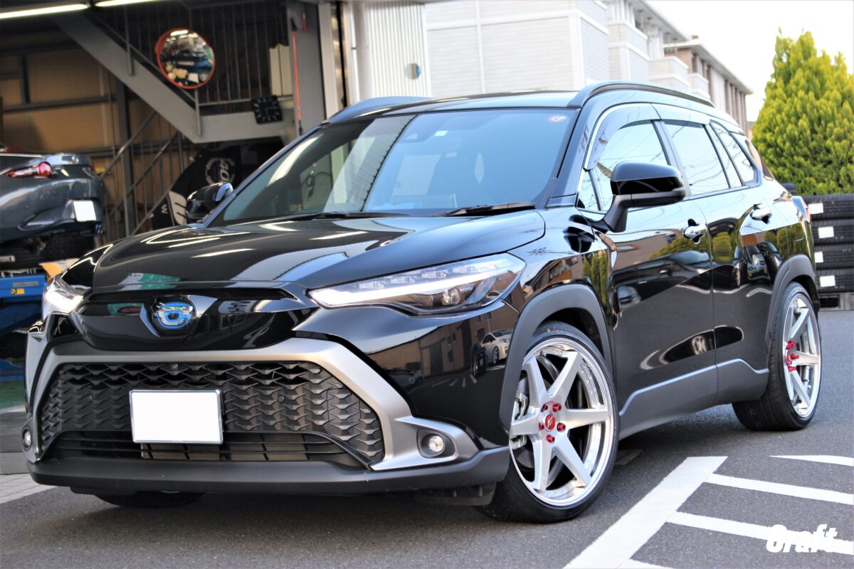 カローラクロスのツライチカスタム。 車高調でローダウンを行い 「 9.5 