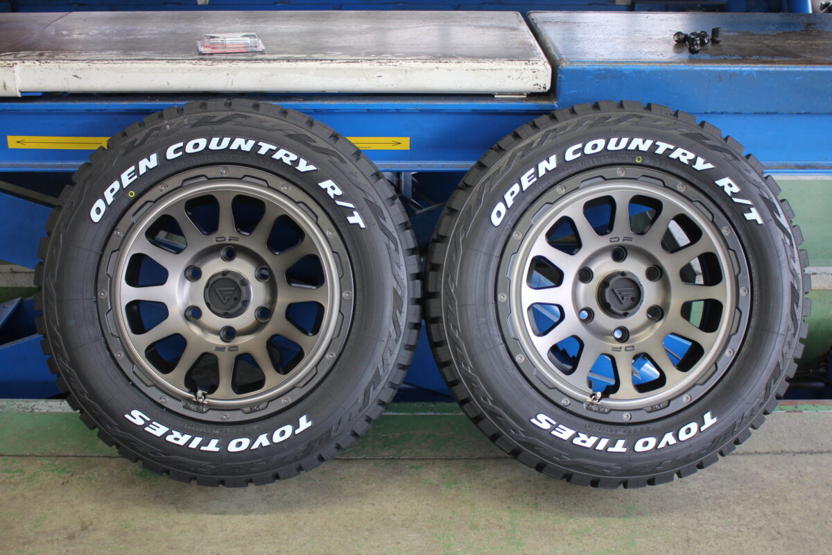 ハイエースにデルタフォースオーバル×トーヨーオープンカントリーRT 