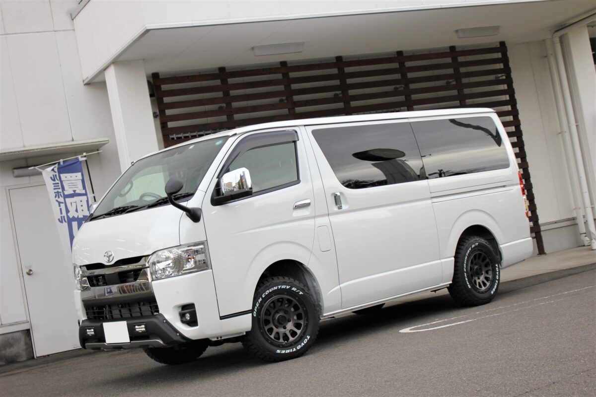 ハイエースにデルタフォースオーバル×トーヨーオープンカントリーRT 