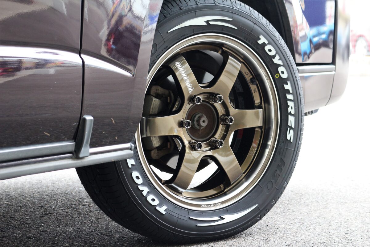 TOYOTA ハイエース に RAYS ボルクレーシング TE37 SBツアラーSR 装着  