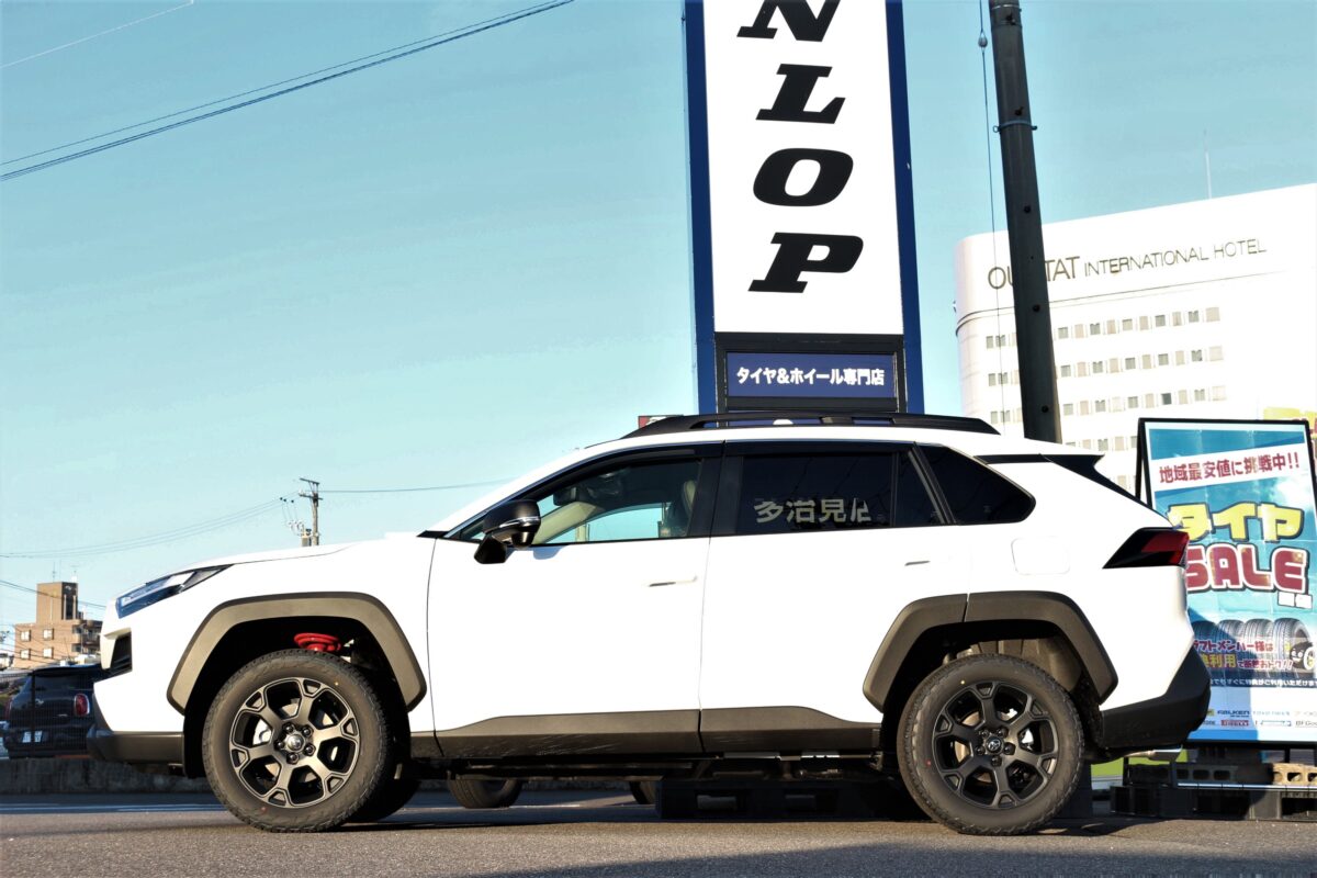 オフ系タイヤじゃなくてもよく似合う！RAV4にデイトナM9を装着 