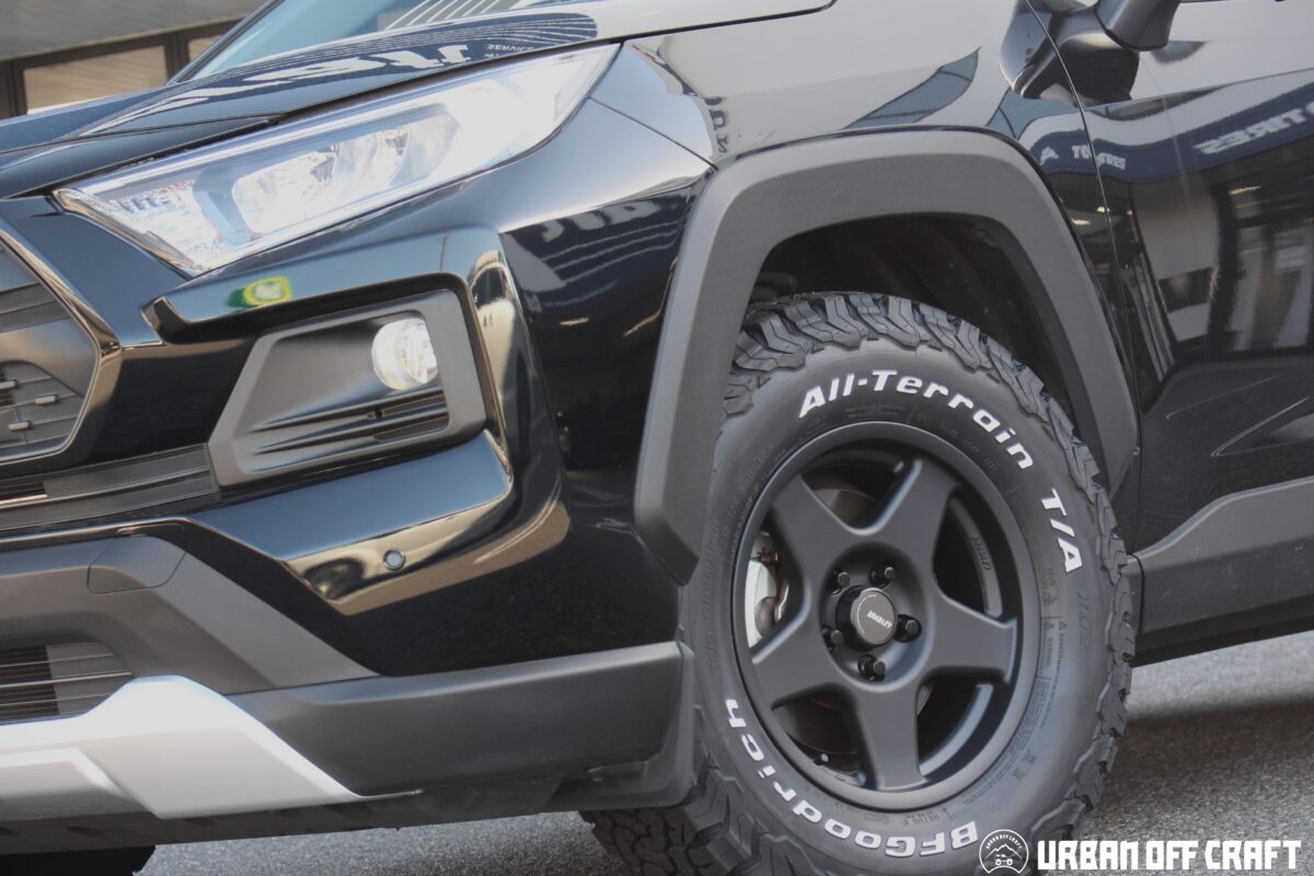 RAV4 アドベンチャー】最新作ブラッドレーVで16インチを装着！本格派 