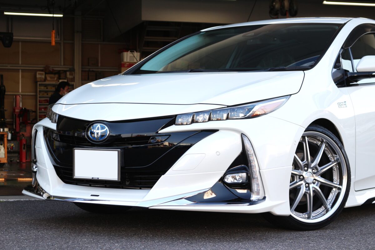 ツライチカスタム】プリウスにWORK ランベック LS10 19インチ装着 