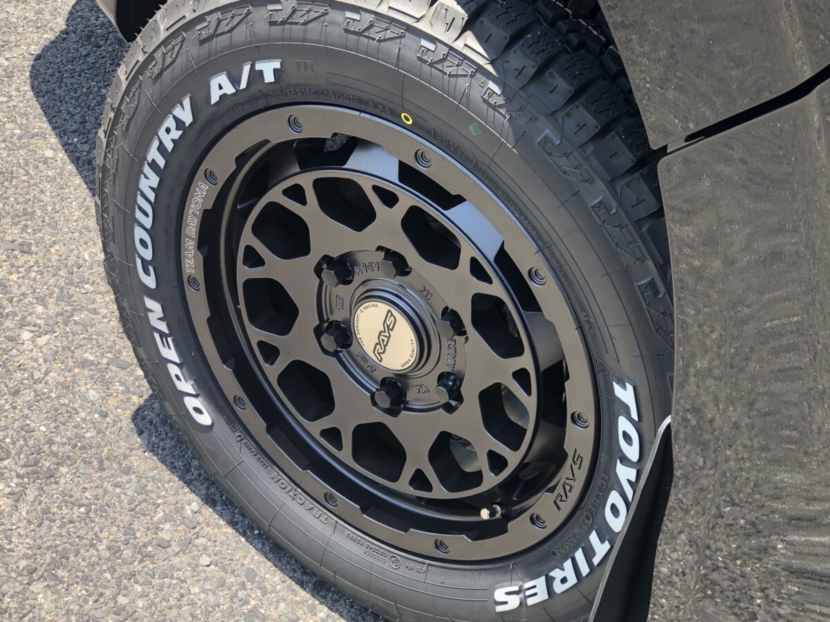 200系ハイエース用ナスカー+デイトナブラック 195/80R15＊BKナット付 