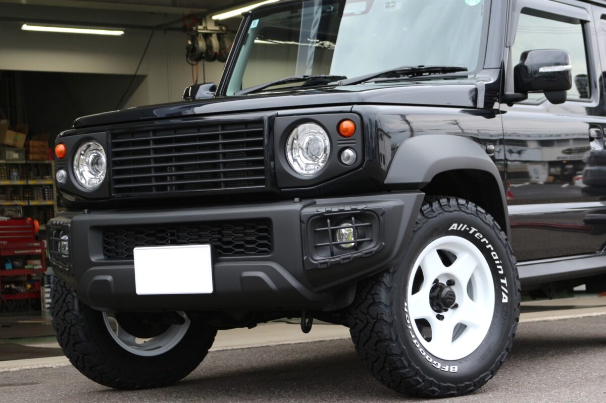 ジムニーシエラにホワイトホイール】4×4 ブラッドレーVを装着 