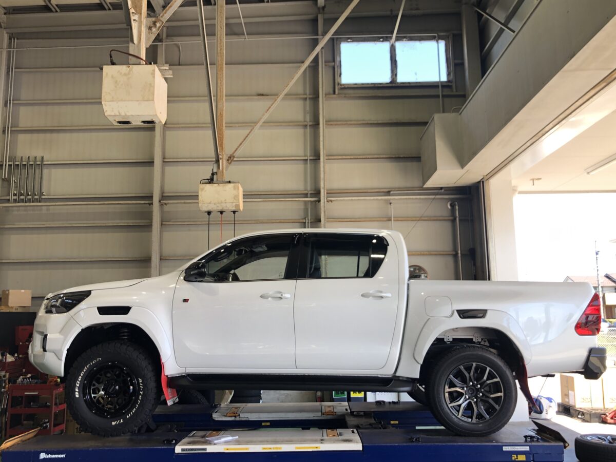 カスタムブログ】ハイラックス Z GR SPORT 265/70R17でホワイトレター 