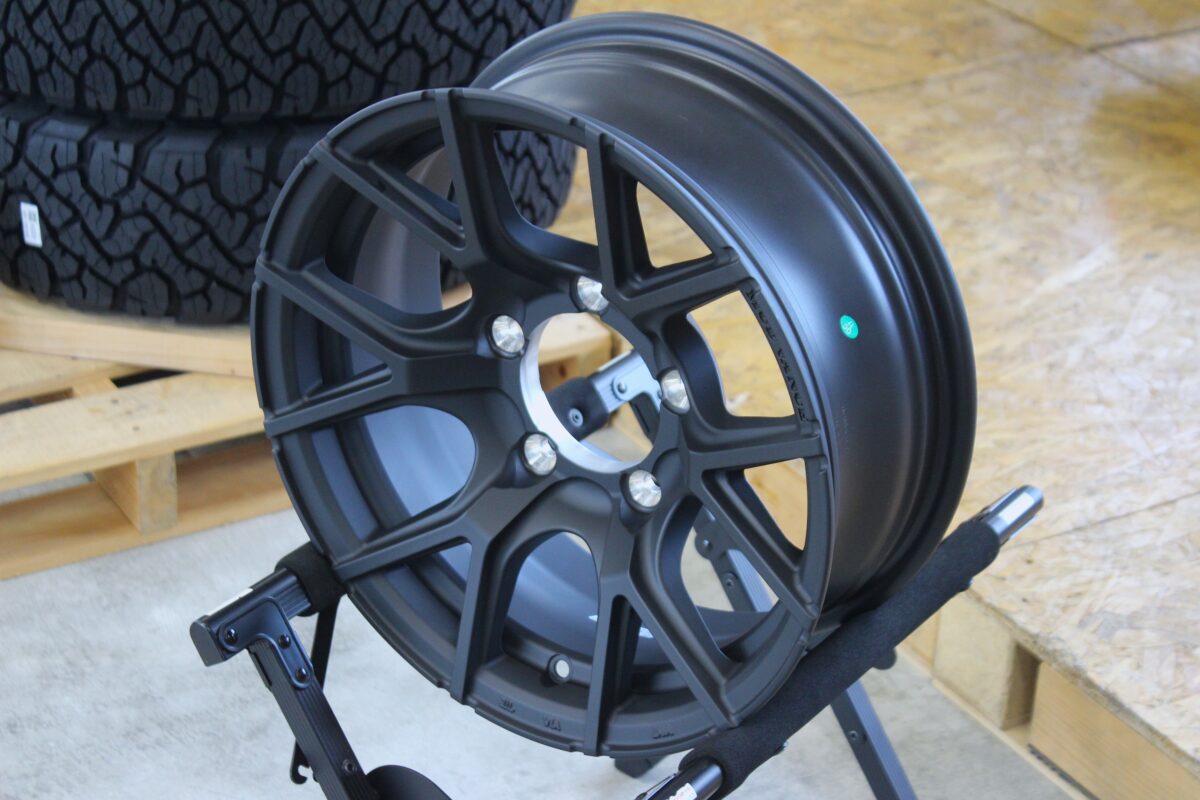 パウダー塗装でマッドブラックに！！4×4エンジニアリング　ブラッドレーＶ　6.5Ｊ+25　139.7-6穴★デリカスペースギア　100ハイエースなど