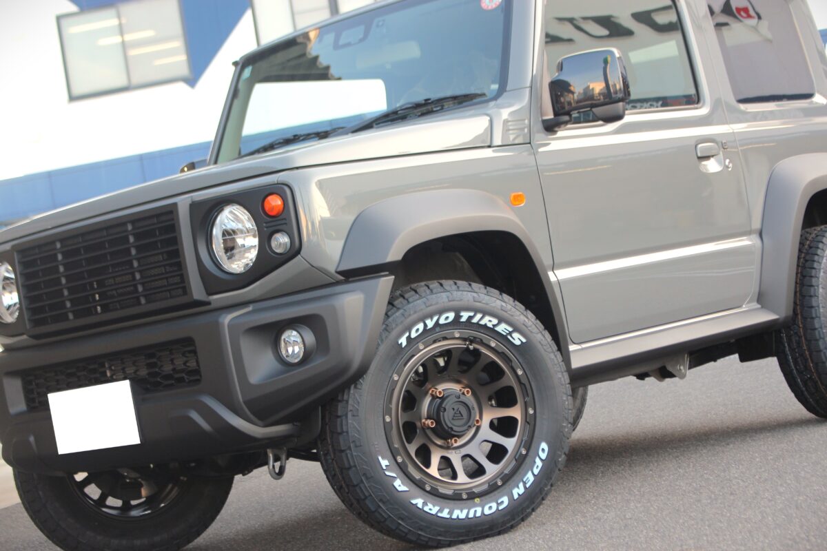 ジムニーシエラ ジムニー じむにーばんらいふ JB74 デルタフォース オーバル マットスモークポリッシュ TOYO トーヨー オープンカントリー オープンカントリーAT3 DAMD ダムド LittleD リトルD フロントグリル フロントグリル交換 グリル交換 オフ系カスタム オフロードカスタム ジムニーシエラに似合うホイール