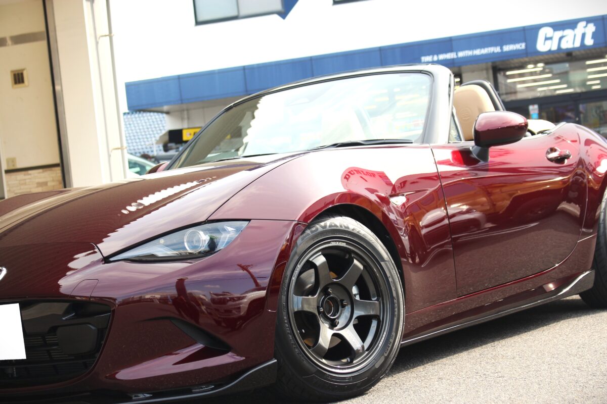 NDロードスターをHKSの車高調ハイパーマックスSでローダウンし、RAYSのボルクレーシングTE37SAGAS-plusをツライチで装着した画像
