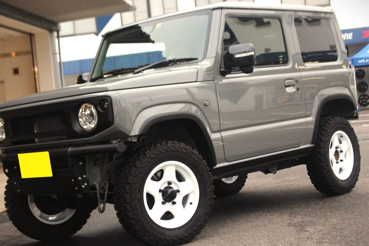 4×4エンジニアリングサービスのブラッドレーVを装着したJB64ジムニー
