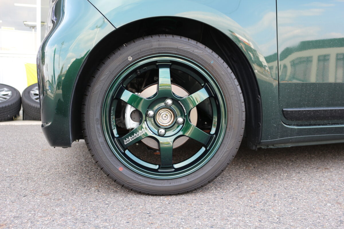 レーシンググリーン(IG)　RAYS VOLKRACING  TE37 SONICの15インチを装着したN-ONE