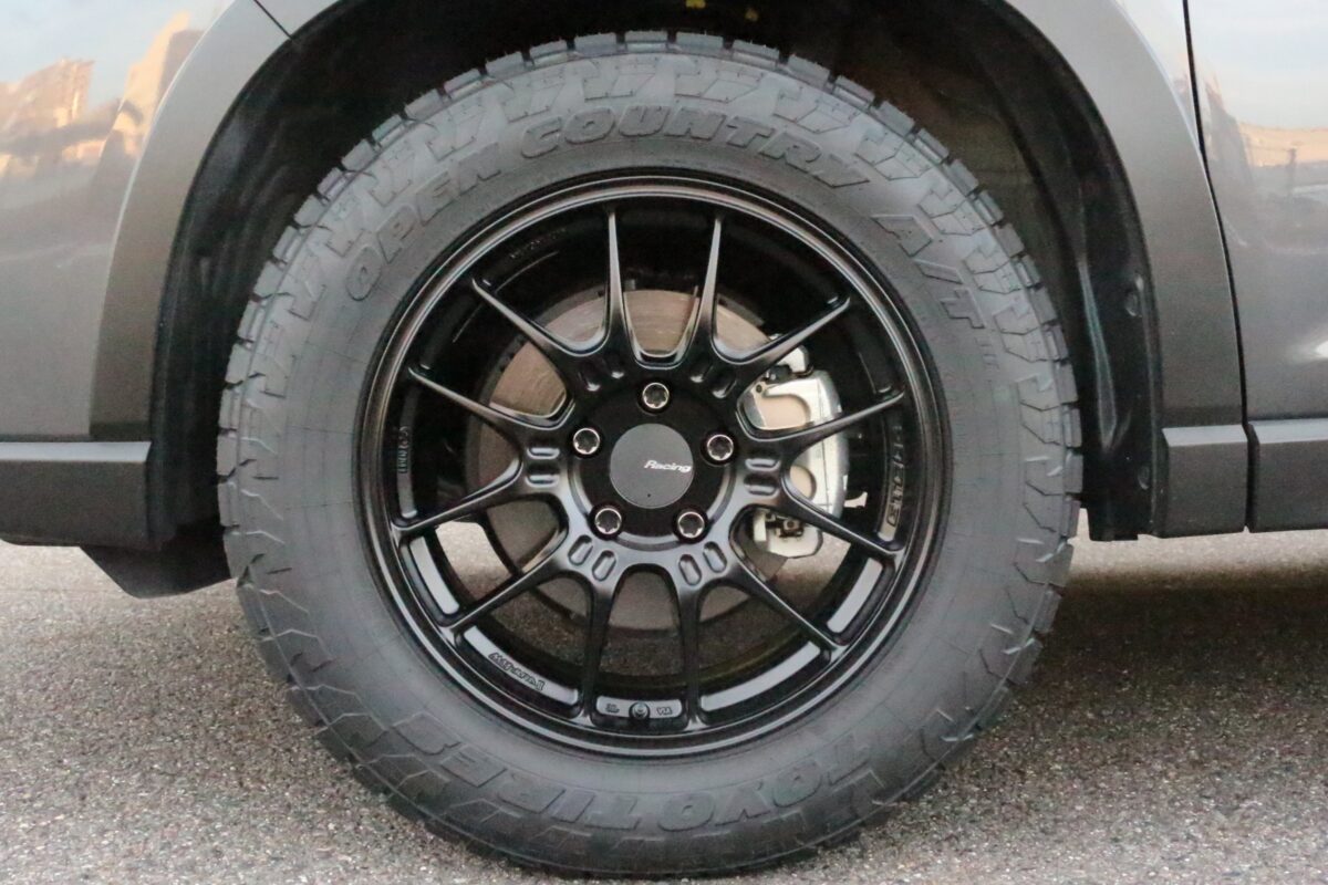 マットブラック Matte Black ENKEI GTC02にTOYO TIRE OPEN COUNTRY R/Tの17インチを装着したフォレスター