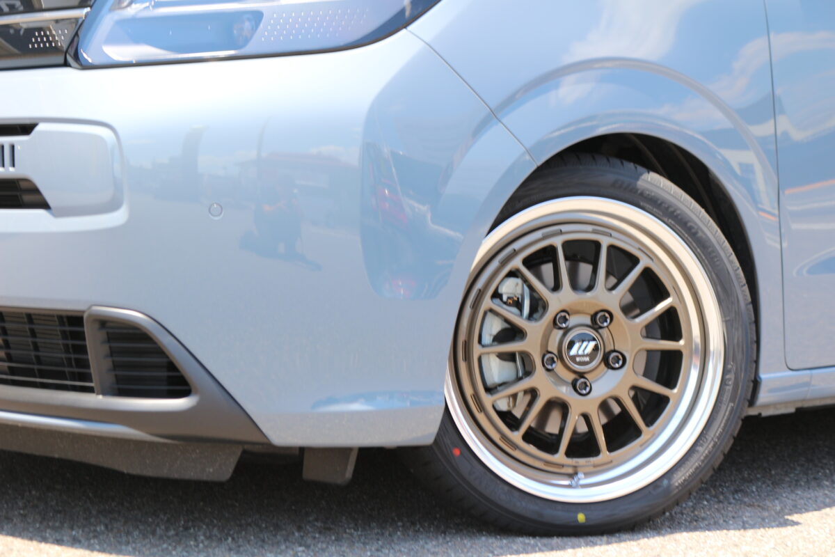 チタンゴールド WORK シーカーFXのYOKOHAMA ブルーアースGT の16インチを装着したフリード