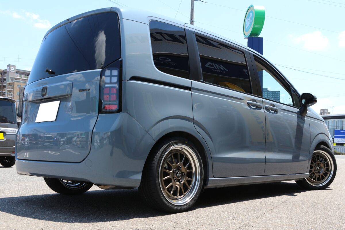 チタンゴールド WORK シーカーFXのYOKOHAMA ブルーアースGT の16インチを装着したフリード