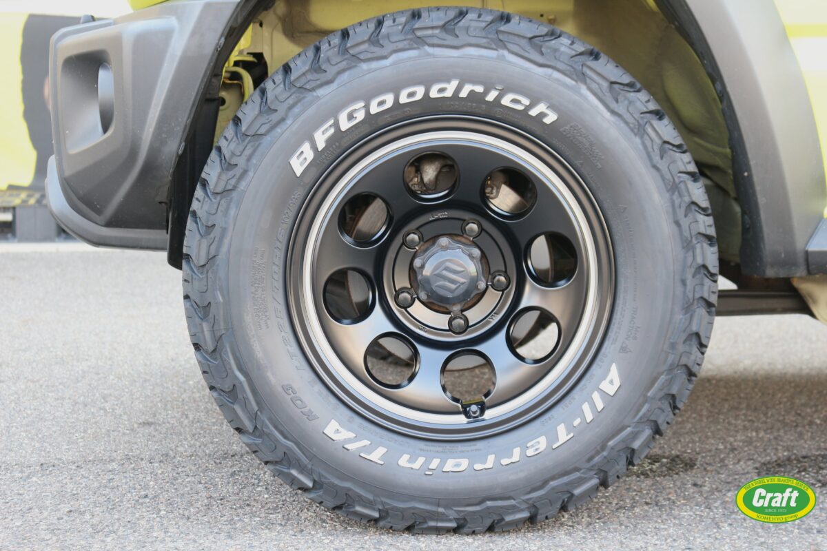 セミグロスブラック/リムヴァーレイポリッシュ/SGB/P MID ウシャリントバリのBFGOODRICH ALL-TERRAIN T/A KO3 の16インチを装着したジムニーシエラ