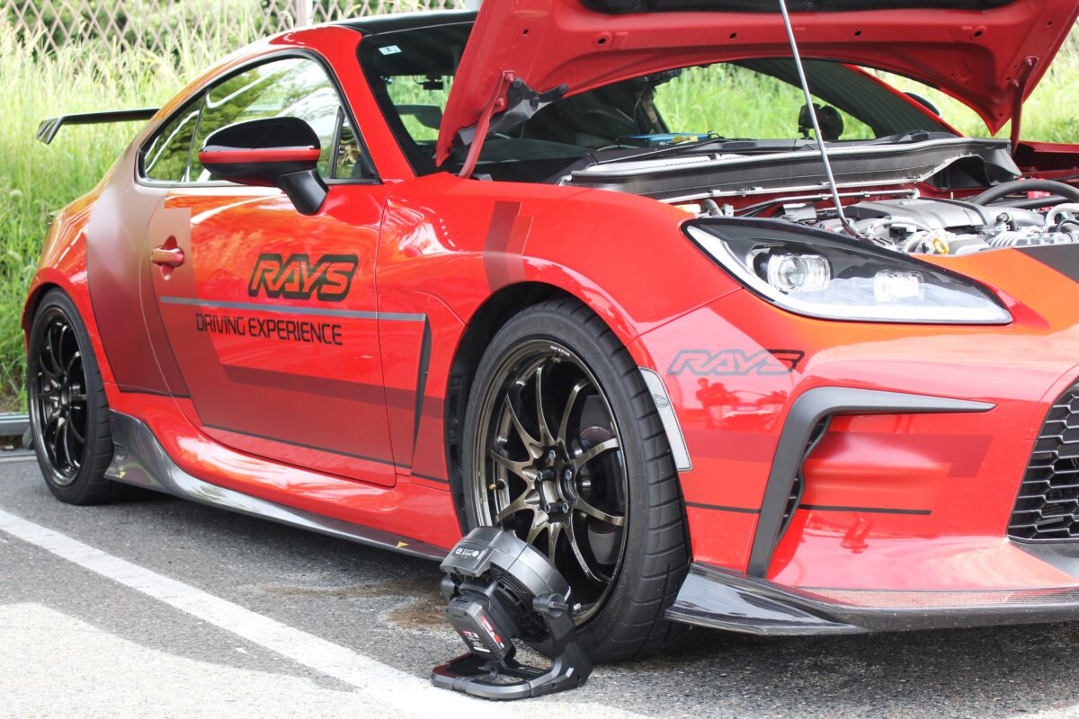 レイズのデモカーにVOLKRACING CE28N-plusを装着した画像