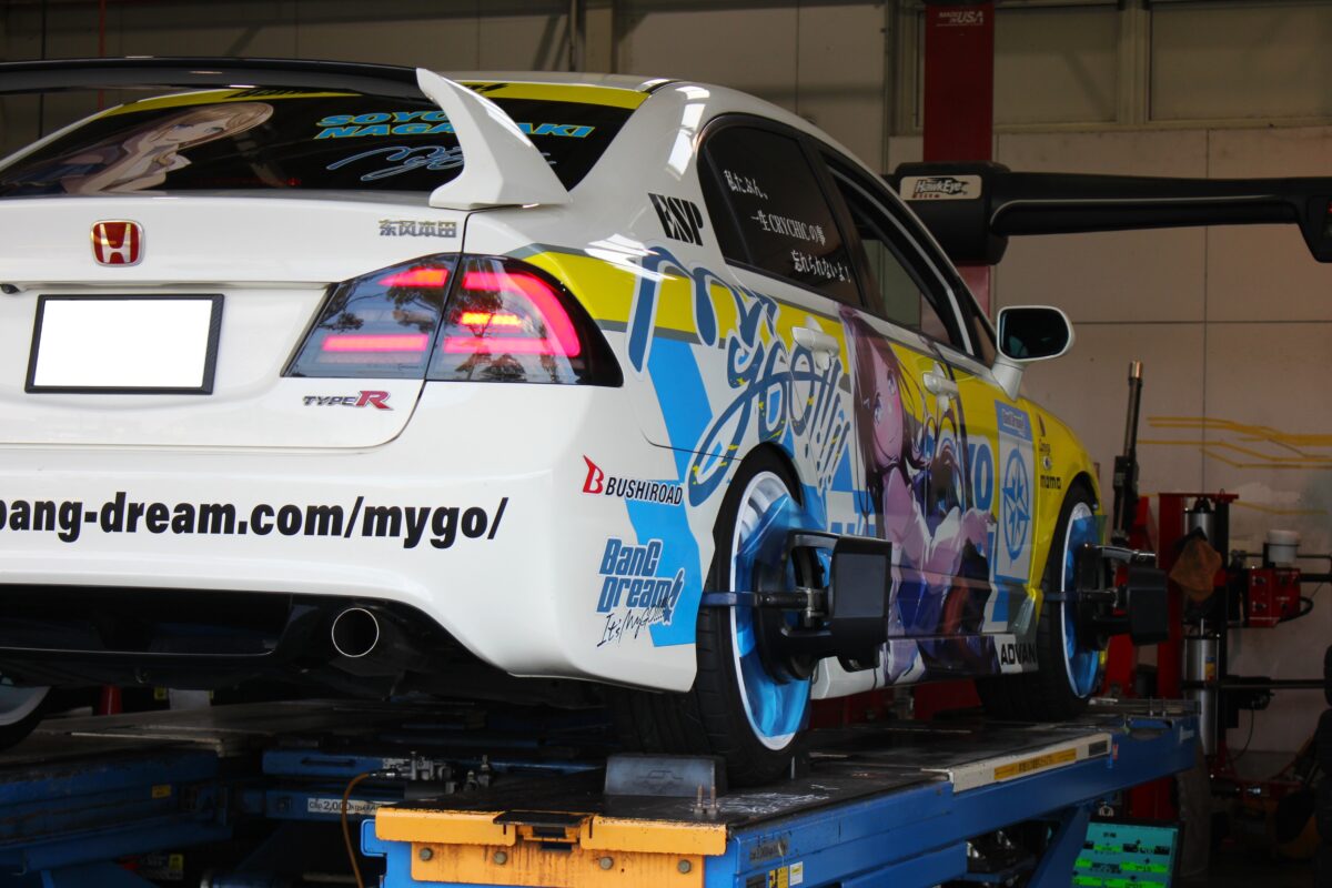 痛車仕様(バンドリ)のFD2シビックタイプRのアライメント調整をしている画像