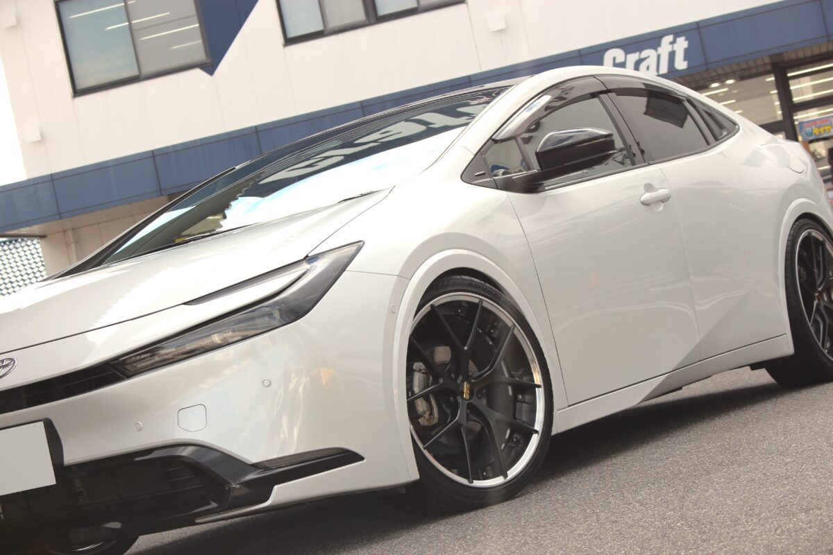 エアロフェンダーのついた60系プリウスに世界最高峰鍛造ホイールブランドBBSの2ピースホイールRI-Sの20インチを装着