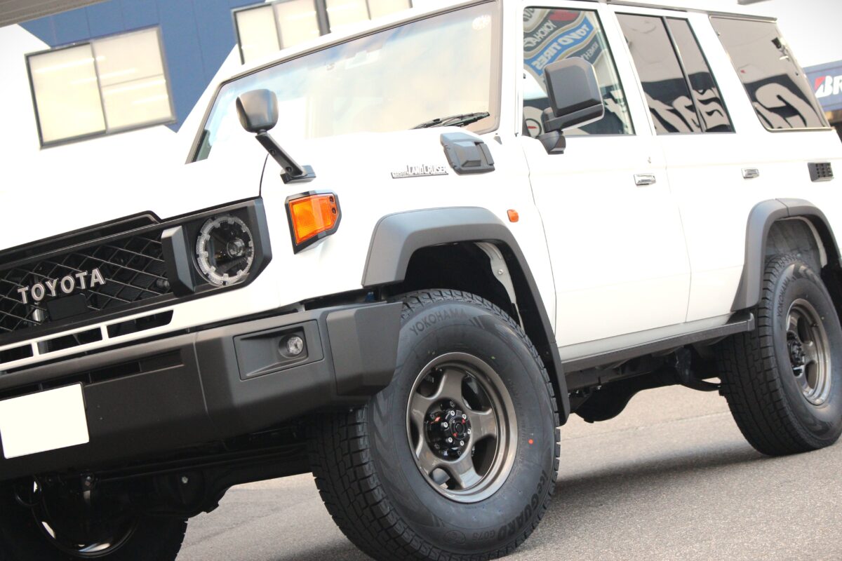 【ランクル70】4x4Engineerig Serviceショックアブソーバー+15㎜フロントコイルスペーサーにブラッドレーVの組み合わせで冬スタイルを楽しむ仕様へ☆彡