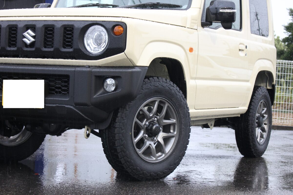 JB64型ジムニーをリフトアップ カントリーサスペンションキットとスタッドレスタイヤ トーヨー オブザーブW-TRを装着