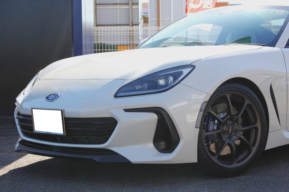 エンドレスのブレーキキャリパーをつけたBRZ ZD8 にブリヂストンのポテンザS007Aを装着した画像