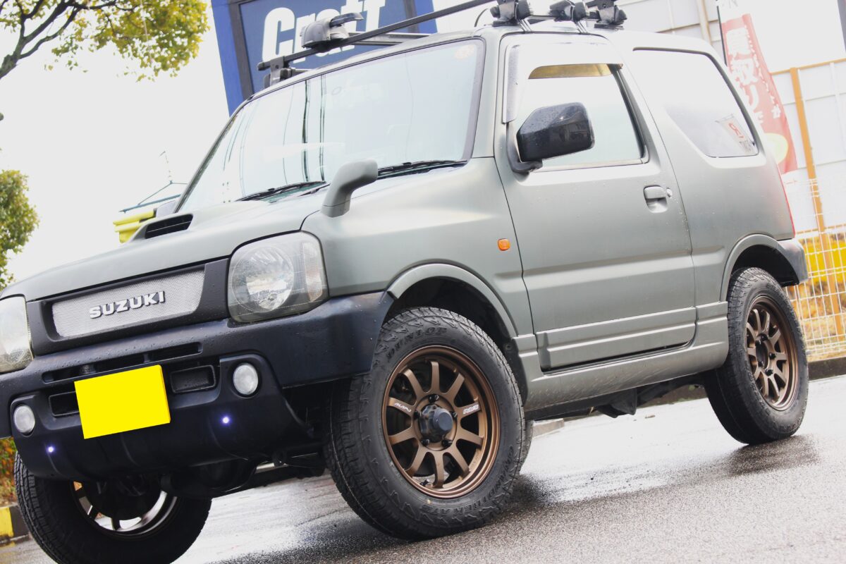 JB23ジムニーにレイズA-LAP-JとダンロップグラントレックAT5を装着した画像