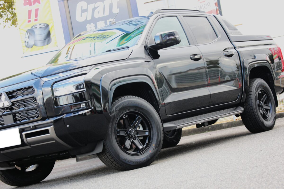 ミツビシ トライトンにウェッズ キーラータクティクスとダンロップ SJ8+を装着した画像