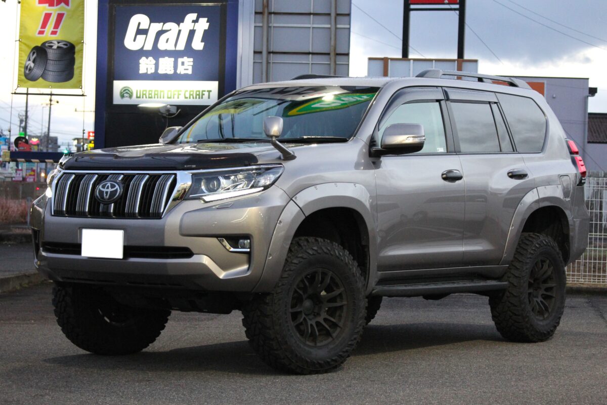 150ランドクルーザープラドにモトレージTERRAコイルスプリングとビルシュタインロングストロークダンパーの組み合わせでリフトアップした画像