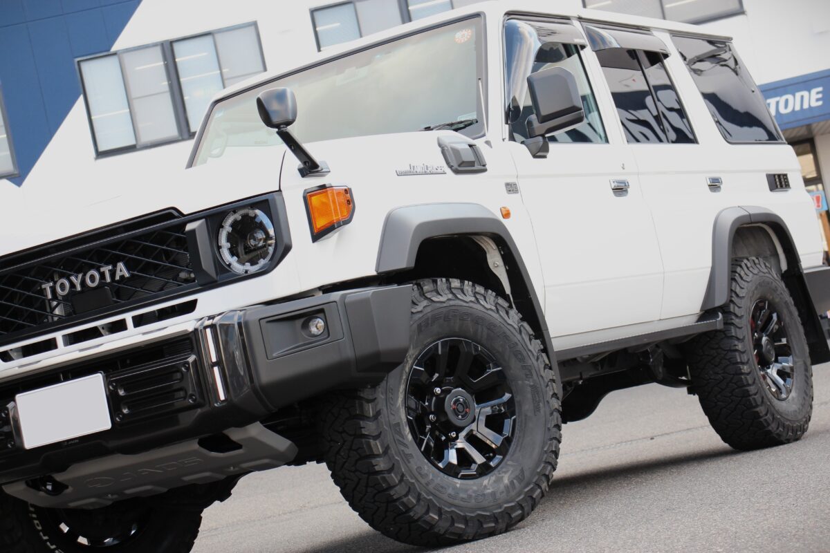 【ランクル70（GDJ76W）】4x4エンジニアリングのフロントコイルスペーサーの恩恵で純正ホイールを活かして285幅のBFグッドリッチ オールテレーンT/A KO3を飲み込む！！