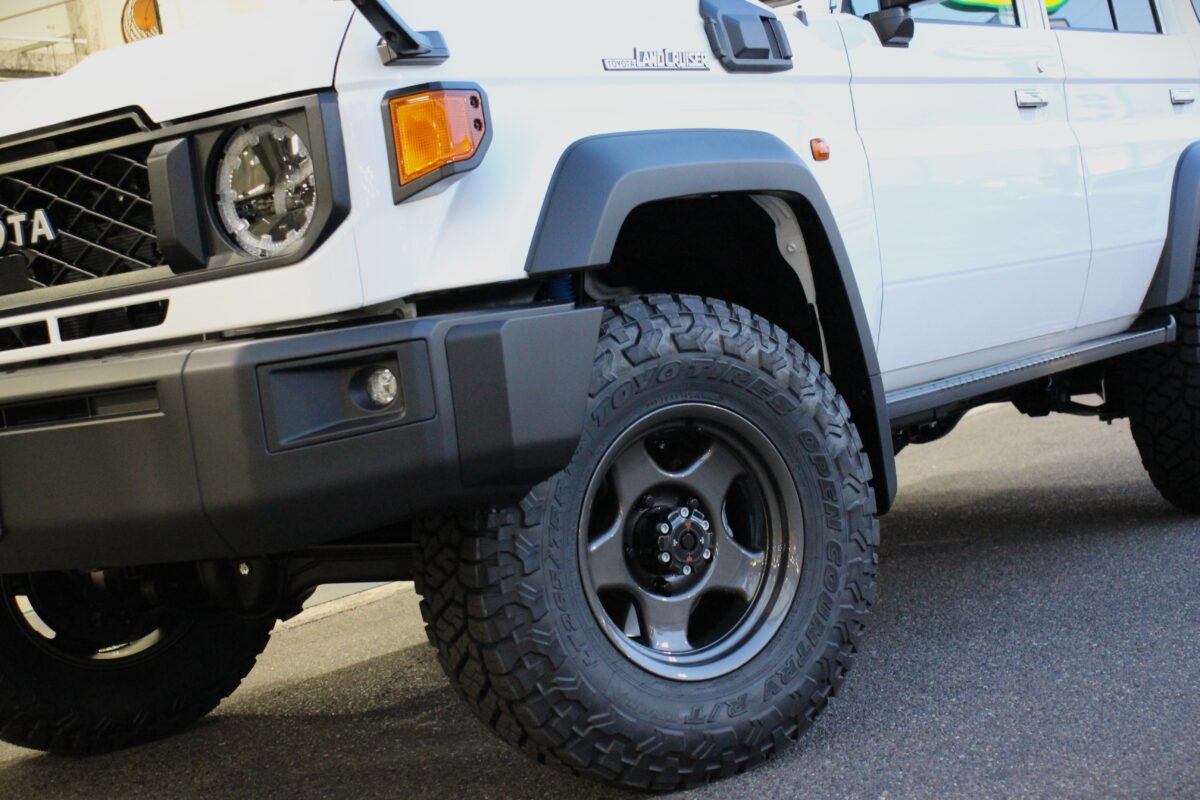 【ランクル70】再再販のランクル70に王道スタイル！ブラッドレーV×オープンカントリーRTTrailにコイルスペーサーで見た目改善☆彡