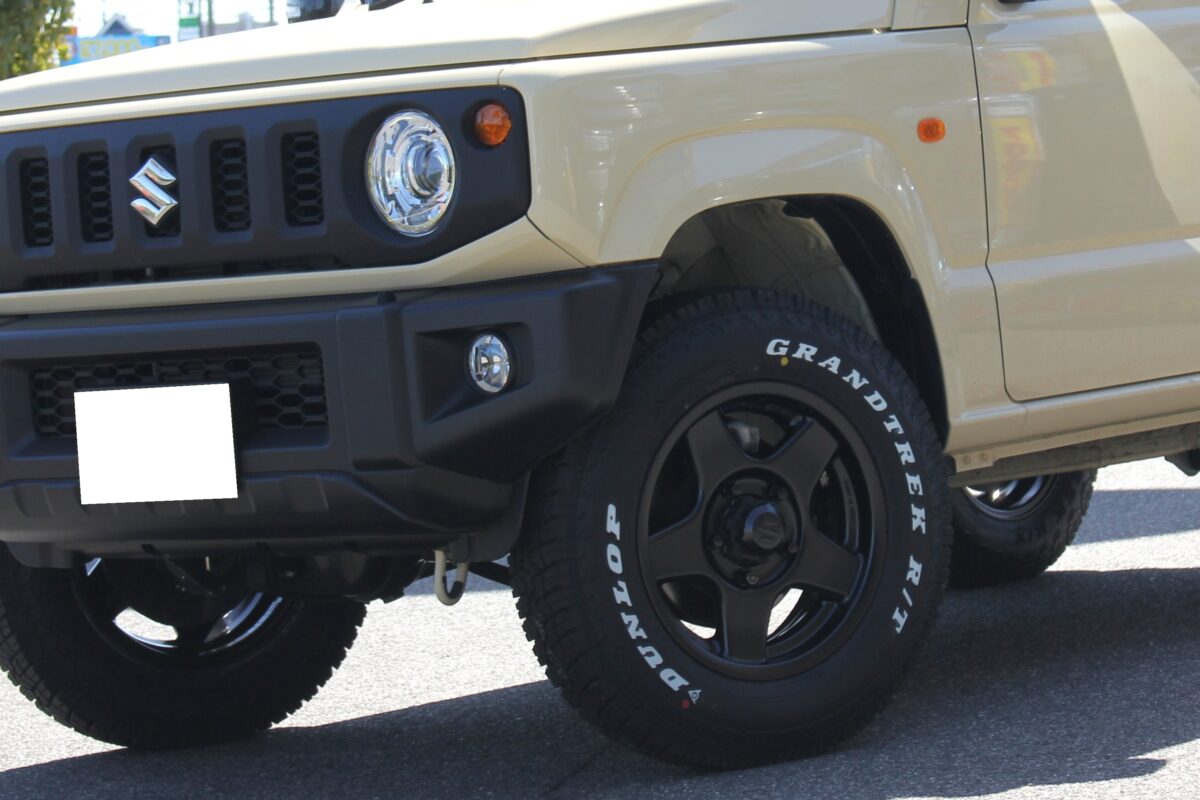 JB64ジムニーにブラッドレーVとグラントレックR/T01を装着した画像