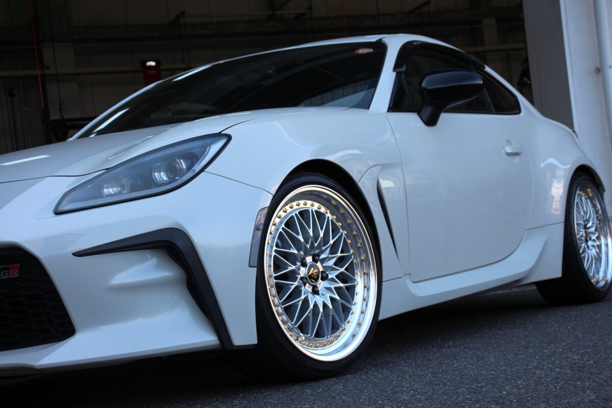 GR86をHKS ハイパーマックスSでローダウンしWORK VS XVでリムを深めつつツライチになるように装着デス