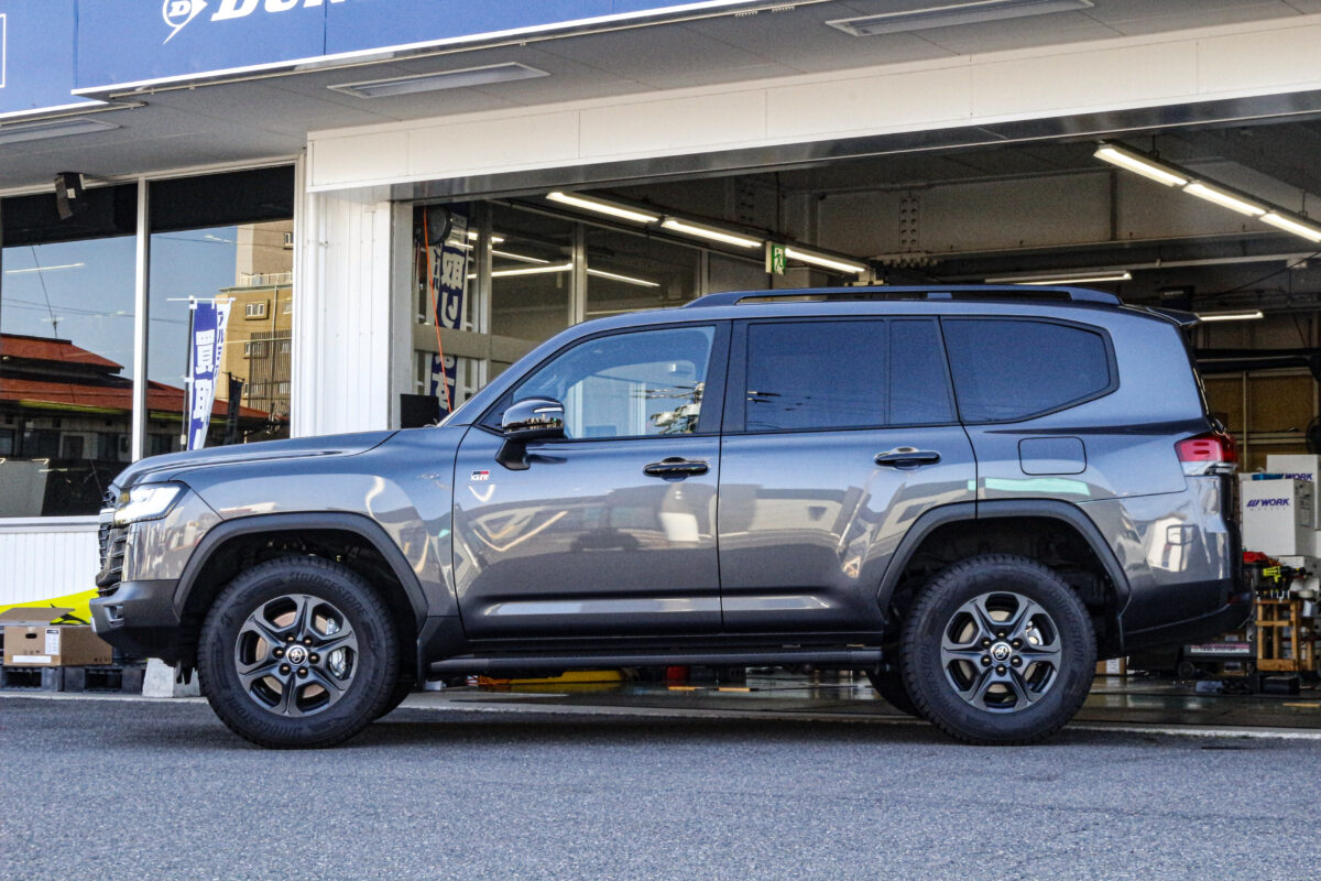 純正アルミホイールを装着したカスタム前のトヨタ ランドクルーザー300のサイドビュー