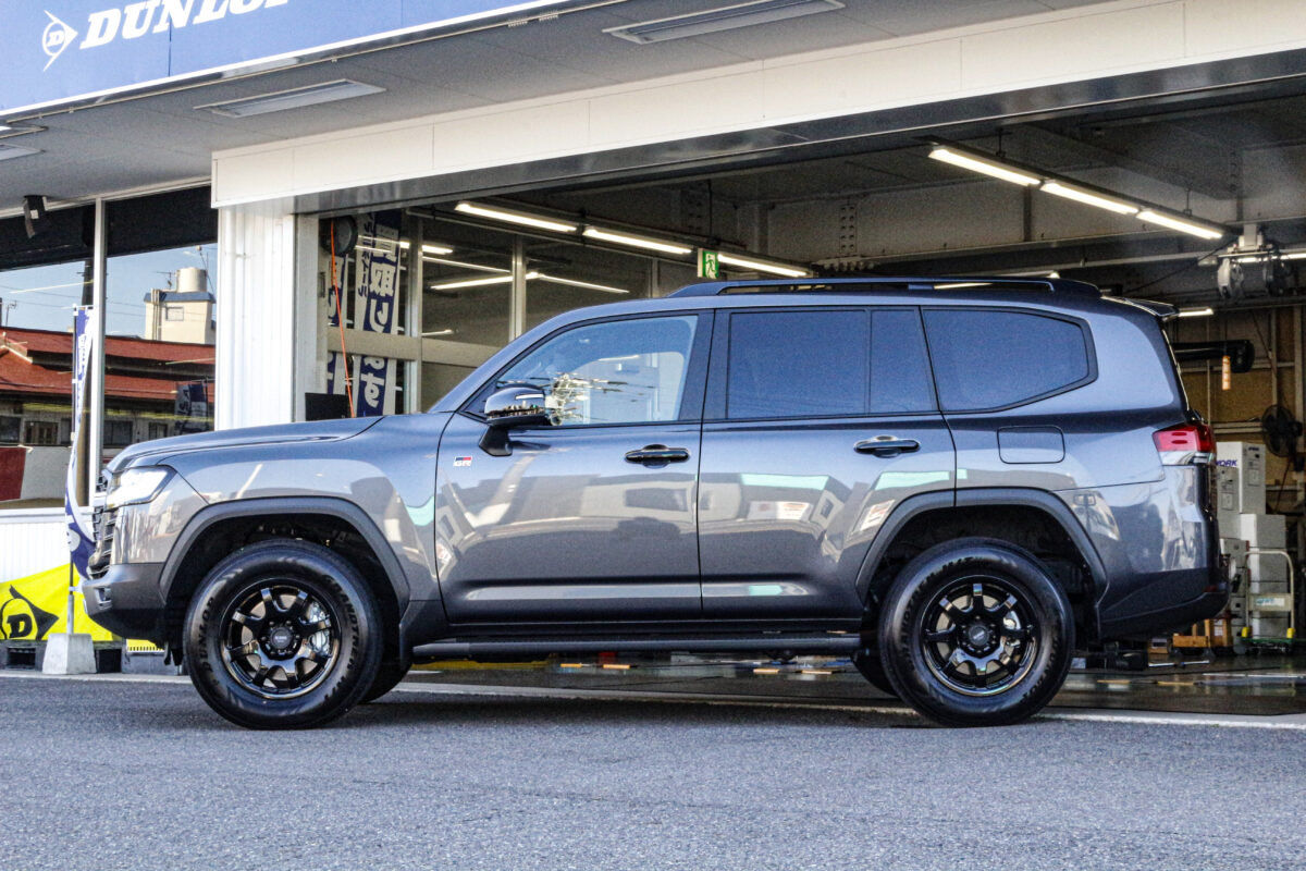 ENKEI オールロードPDT1を装着し、足元の力強さとオフロード感が増したランドクルーザー300のサイドビュー