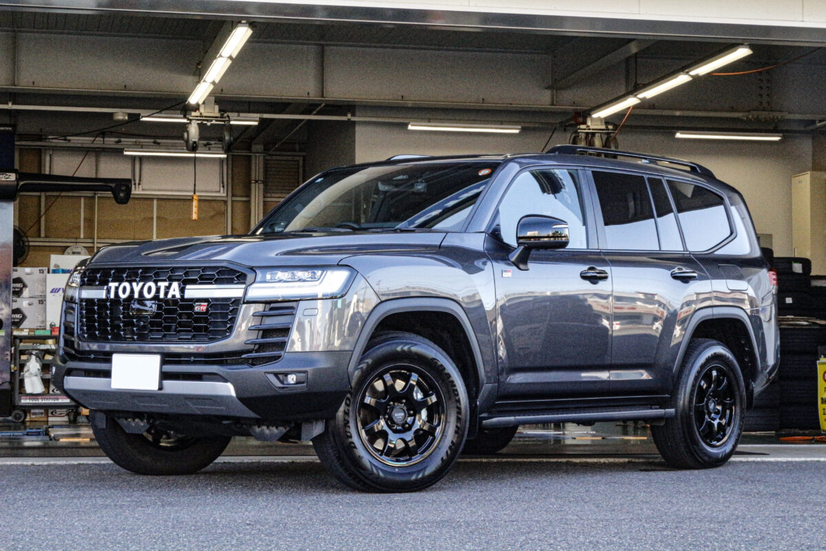 ENKEI オールロードPDT1を装着し、重厚感とワイルドさが引き上がったランドクルーザー300のフロントアングル